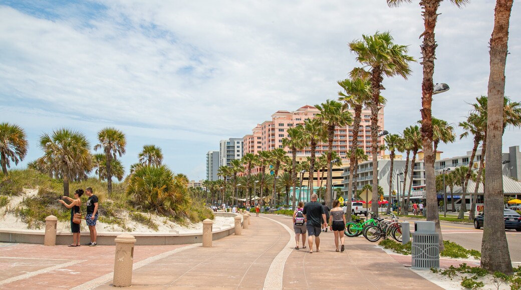 Beach Walk which includes a coastal town as well as a family