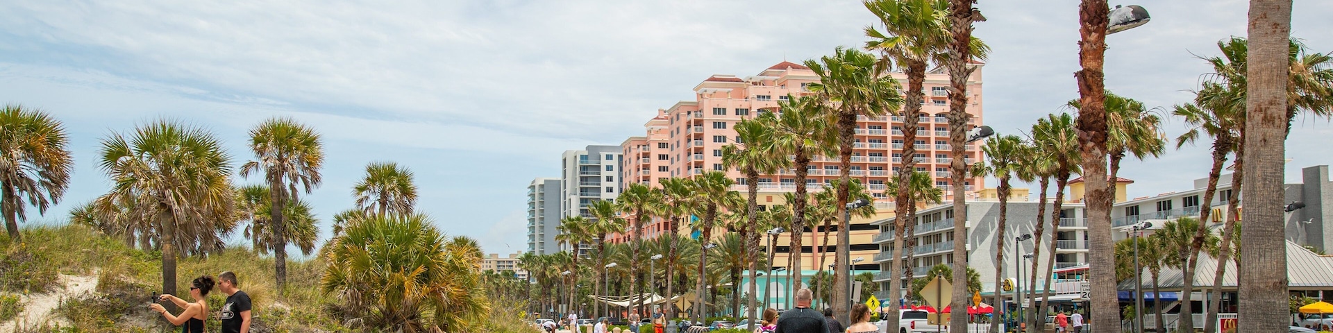 Beach Walk which includes a coastal town as well as a family