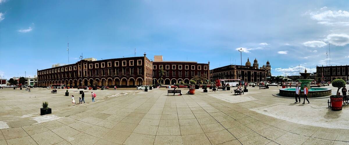 Toluca is famous for Los Portales, a monumental set of arches completed in the 19th century. It is also known for its cathedral, which is an excellent architectural representation of the Neo-Classical style.