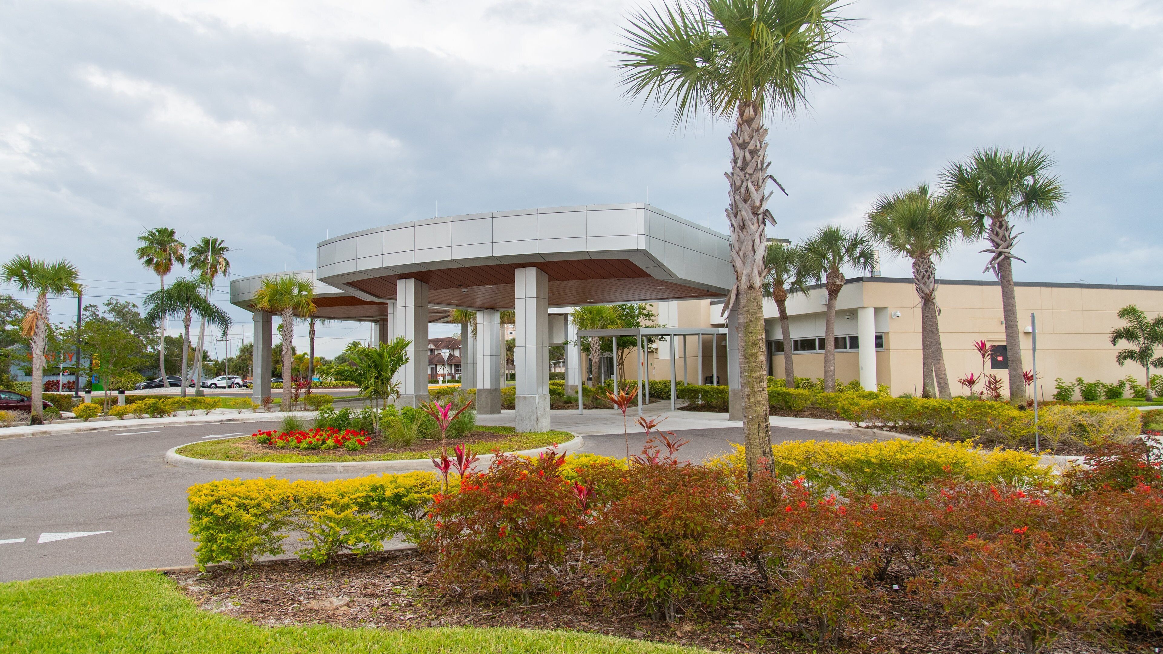 Palms of Pasadena Hospital showing a park
