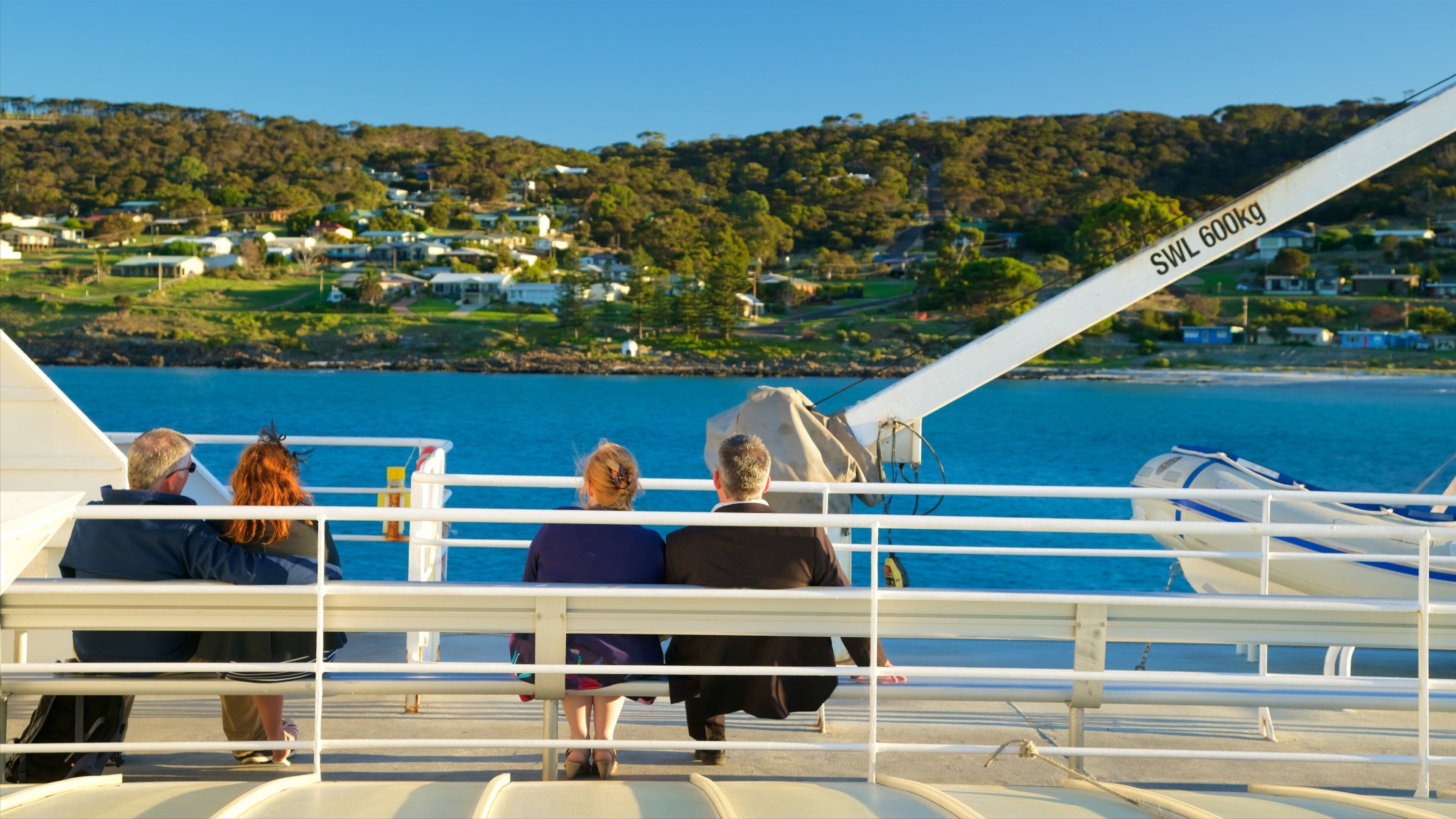 Terminal de ferry Sealink ofreciendo vistas de una costa y también un grupo pequeño de personas