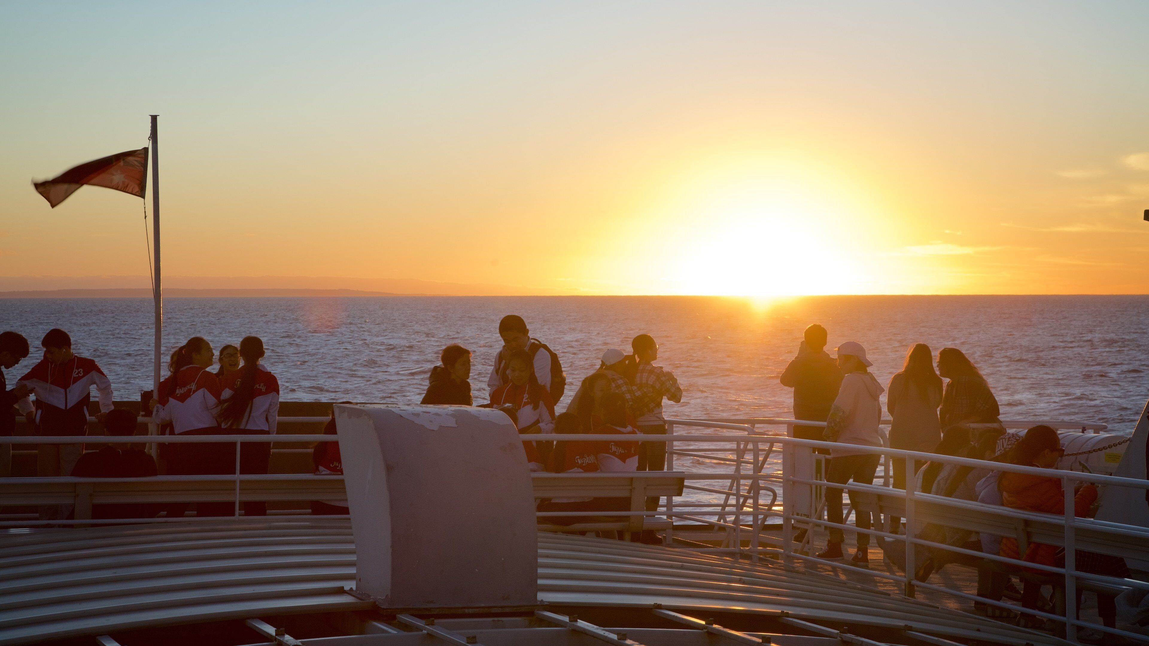 Terminal de ferry Sealink montrant coucher de soleil et vues littorales aussi bien que petit groupe de personnes