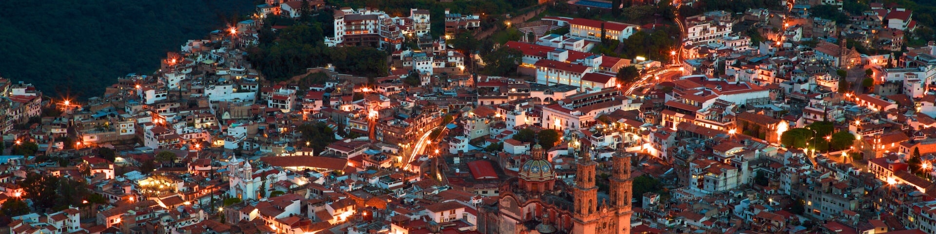 Santa Prisca Kathedrale das einen Stadt und bei Nacht