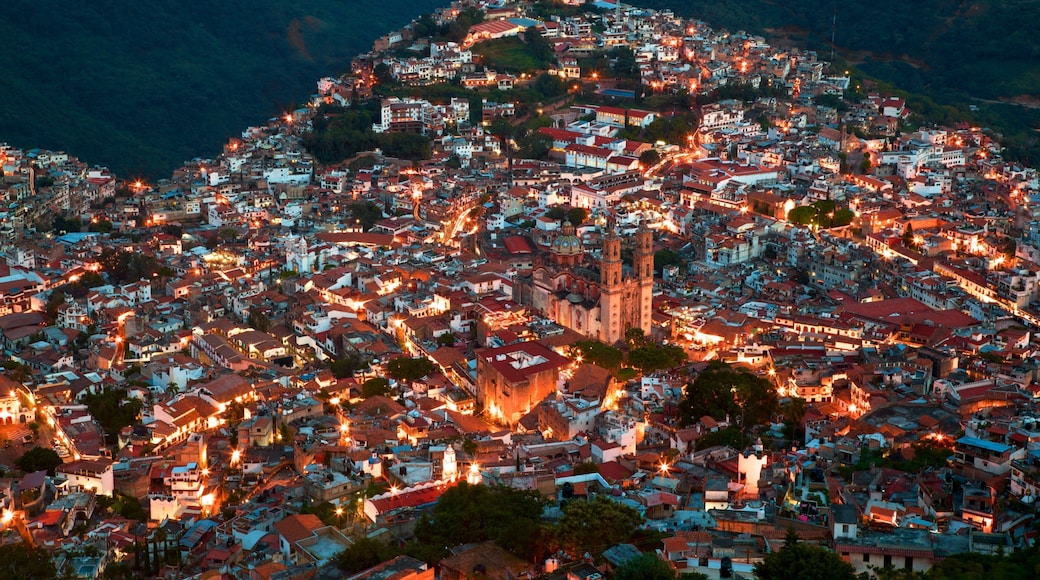 วิหาร Santa Prisca แสดง วิวกลางคืน และ เมือง