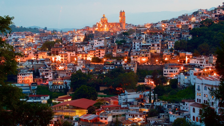 Kathedraal Santa Prisca bevat landschappen, een stad en een zonsondergang