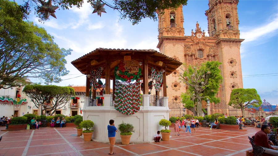 Borda Square featuring a square or plaza, a church or cathedral and heritage architecture