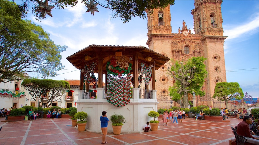 Plaza Borda inclusief een kerk of kathedraal, een plein en historische architectuur