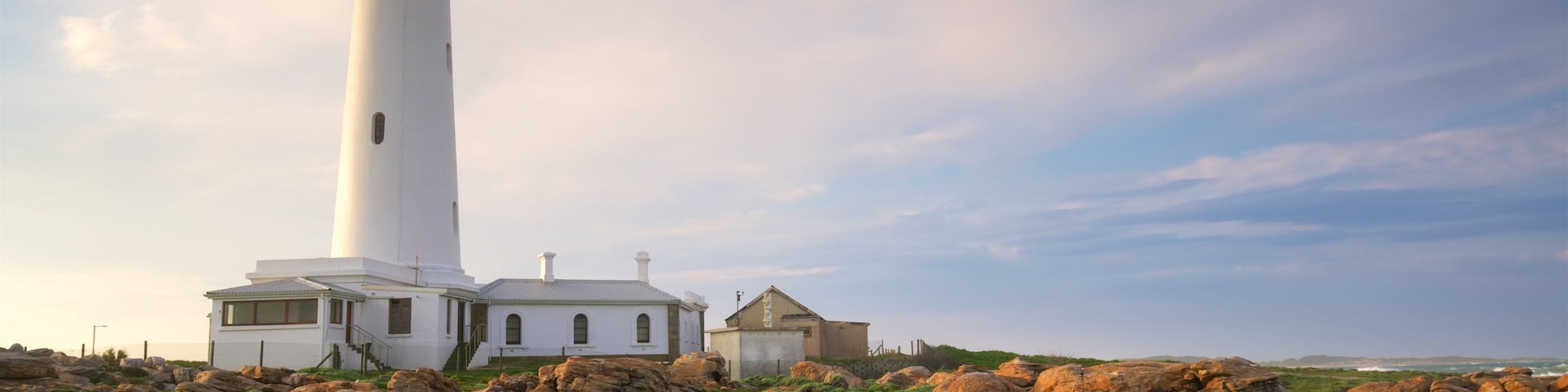 Seal Point Lighthouse que inclui cenas tranquilas, um farol e um pôr do sol