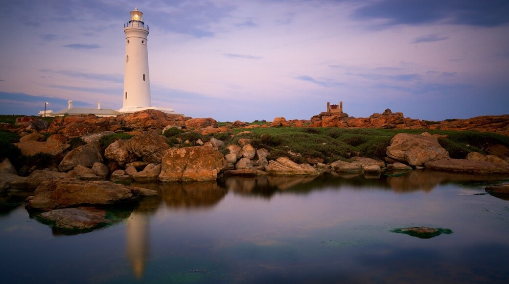 Seal Point Lighthouse montrant coucher de soleil, vues littorales et cĂŽte rocheuse