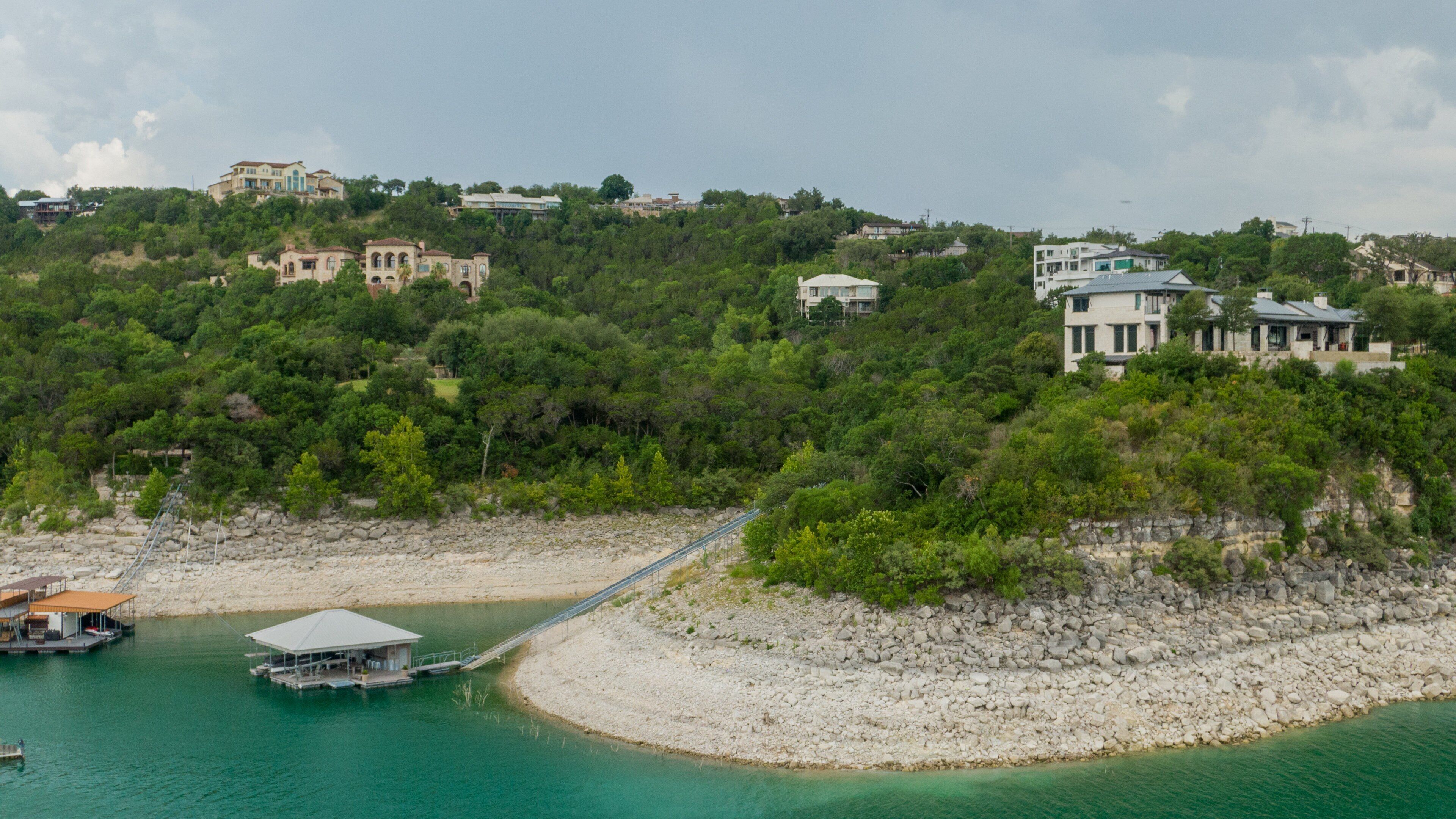 Lake Travis showing a coastal town and landscape views