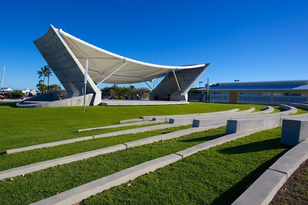 Founders Park som viser moderne arkitektur, teaterliv og en have