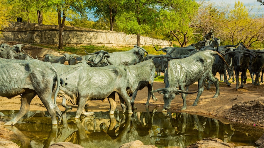 Pioneer Plaza showing outdoor art and a statue or sculpture