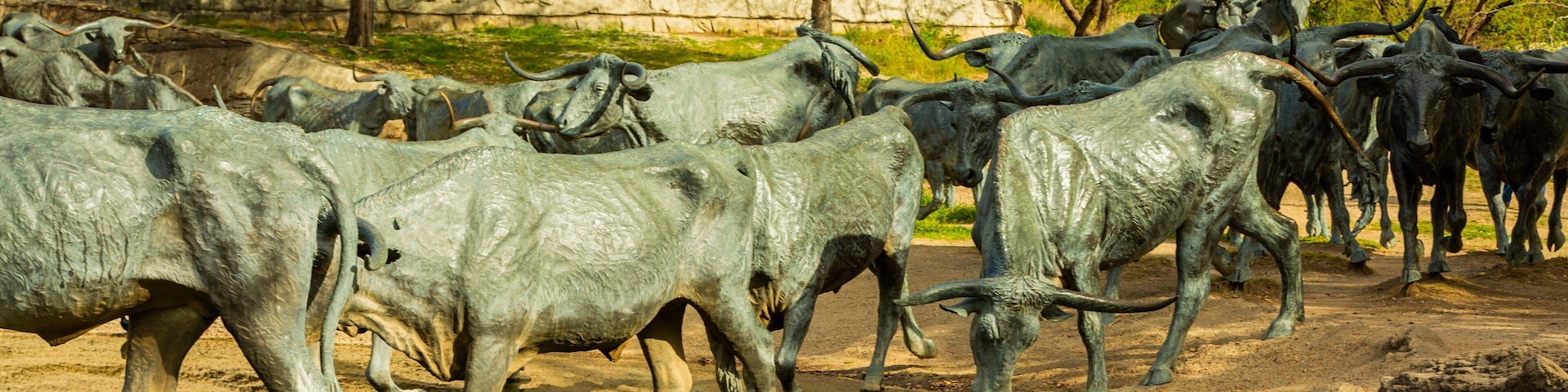 Pioneer Plaza showing outdoor art and a statue or sculpture