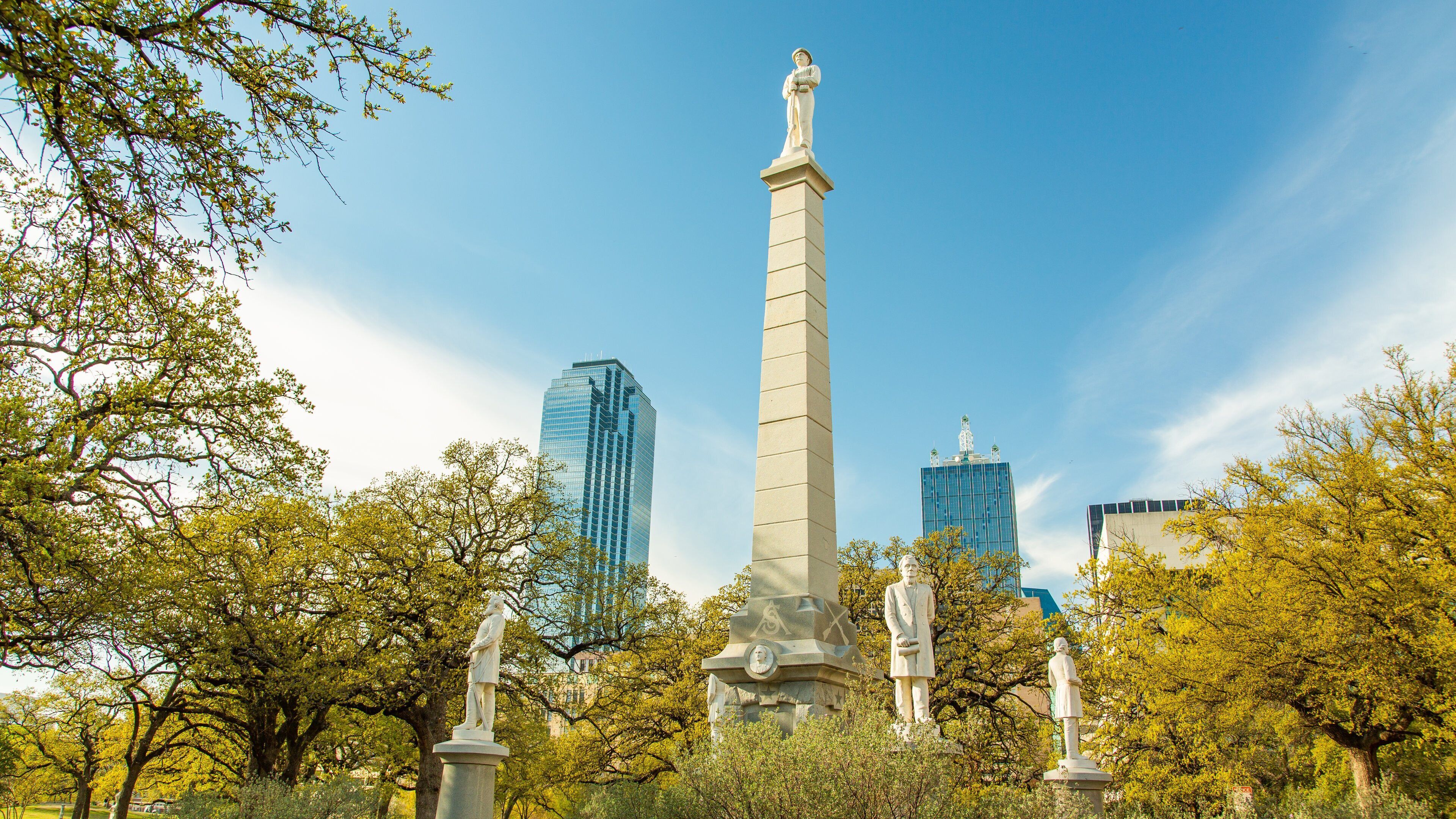 Pioneer Plaza showing a statue or sculpture and a monument