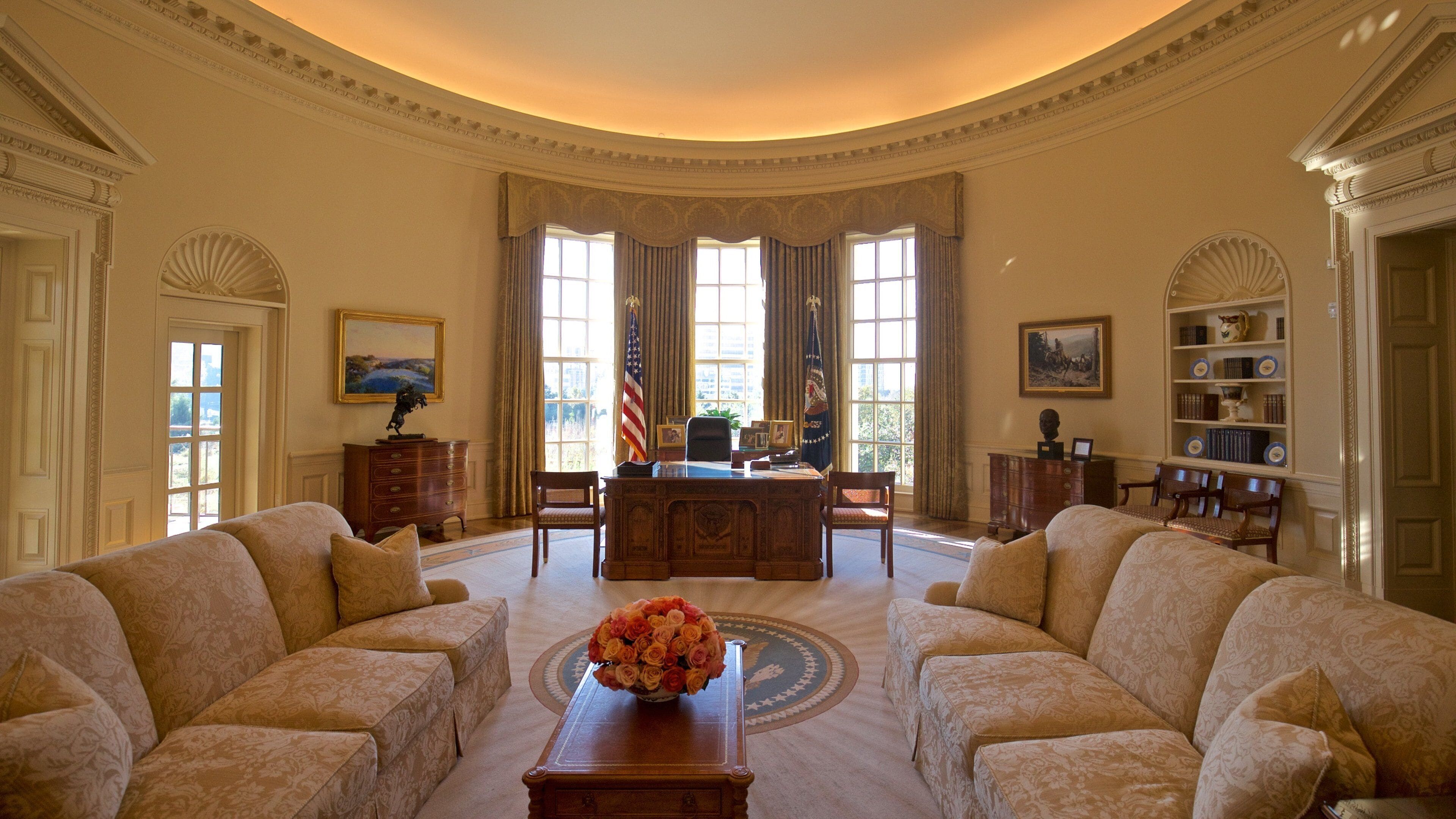 George W Bush Presidential Library and Museum presenterar interiörer, historiska element och en administrativ byggnad