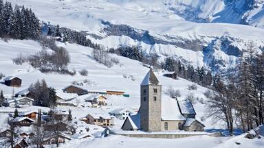 Falera showing snow, a small town or village and landscape views