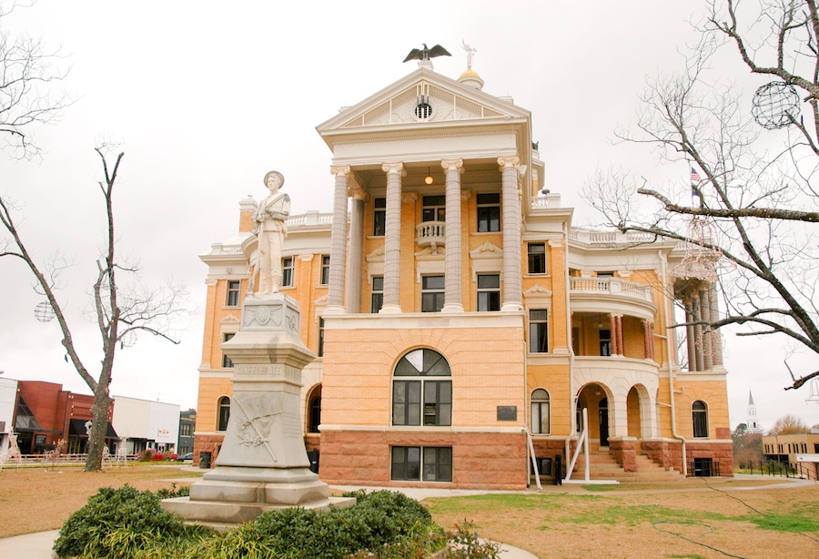 Marshall Courthouse Monument to the Confederate soldier