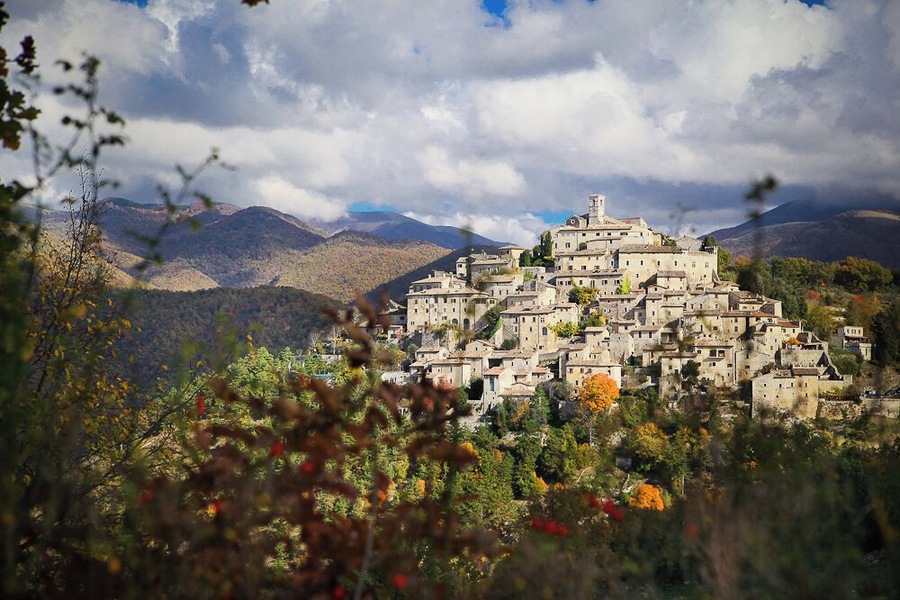 Labro...I had never heard of it until my italian "brother" took me there with his family for lunch one Sunday afternoon last autumn.
This little commune atop a hill, which most towns were made like that back in medieval times, has a population of just over 350. Yes, that is right - 350+.
How quaint and lovely this place was...I can imagine in the summer it would be booming with local (and possibly foreign if they knew about it) tourists.
Definitely a magical little place Labro is.