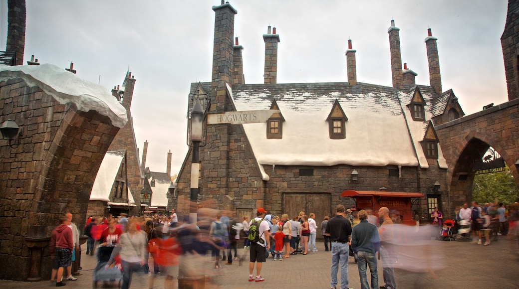 The Wizarding World of Harry Potter™ toont attracties en ook een klein groepje mensen
