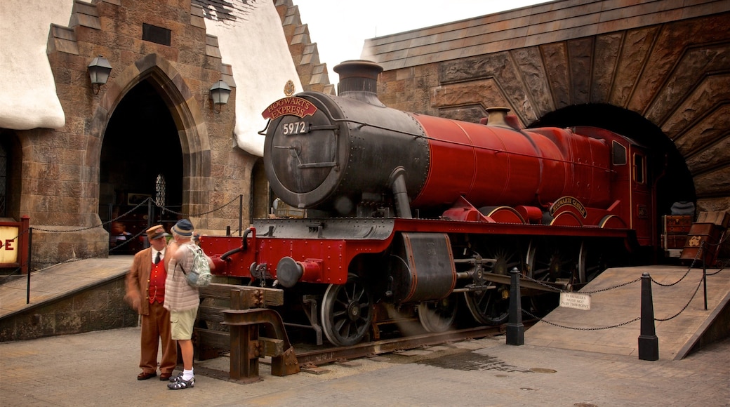 The Wizarding World of Harry Potter™ toont spoorwegen en attracties en ook een man