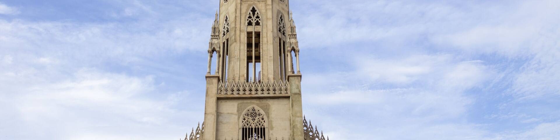 Vista frontal da Paróquia São Francisco de Assis na cidade de Catalão em Goiás em um dia claro.