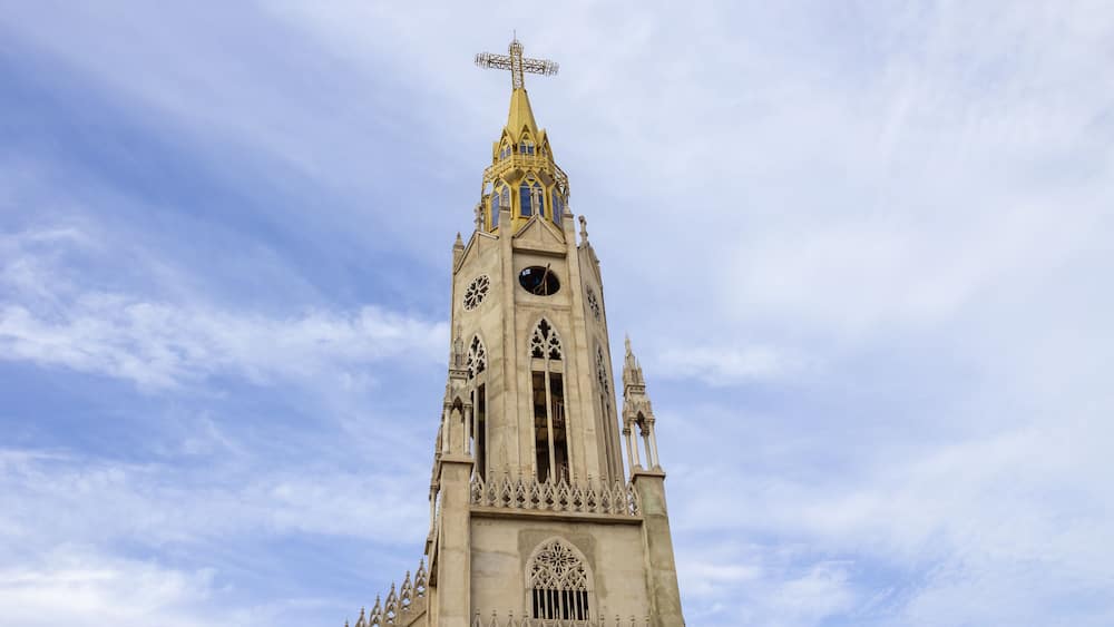 Detalhe da torre da Paróquia São Francisco de Assis em Catalão em um dia claro.