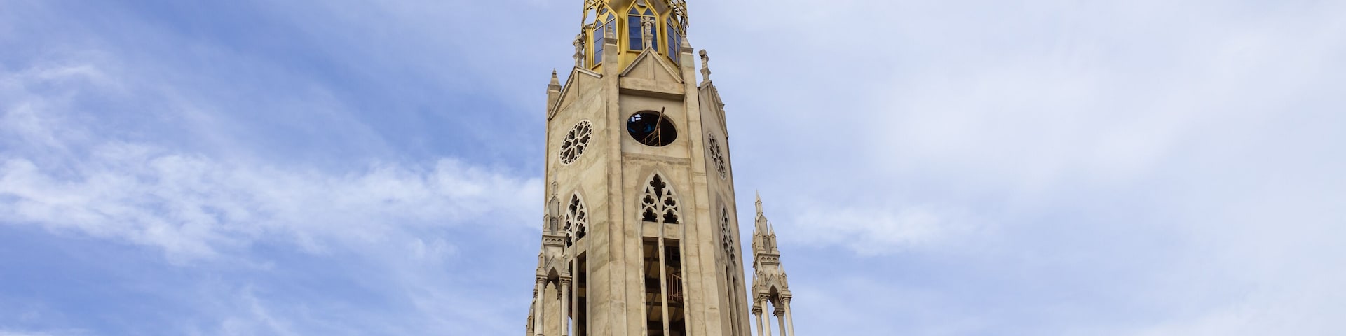 Detalhe da torre da Paróquia São Francisco de Assis em Catalão em um dia claro.