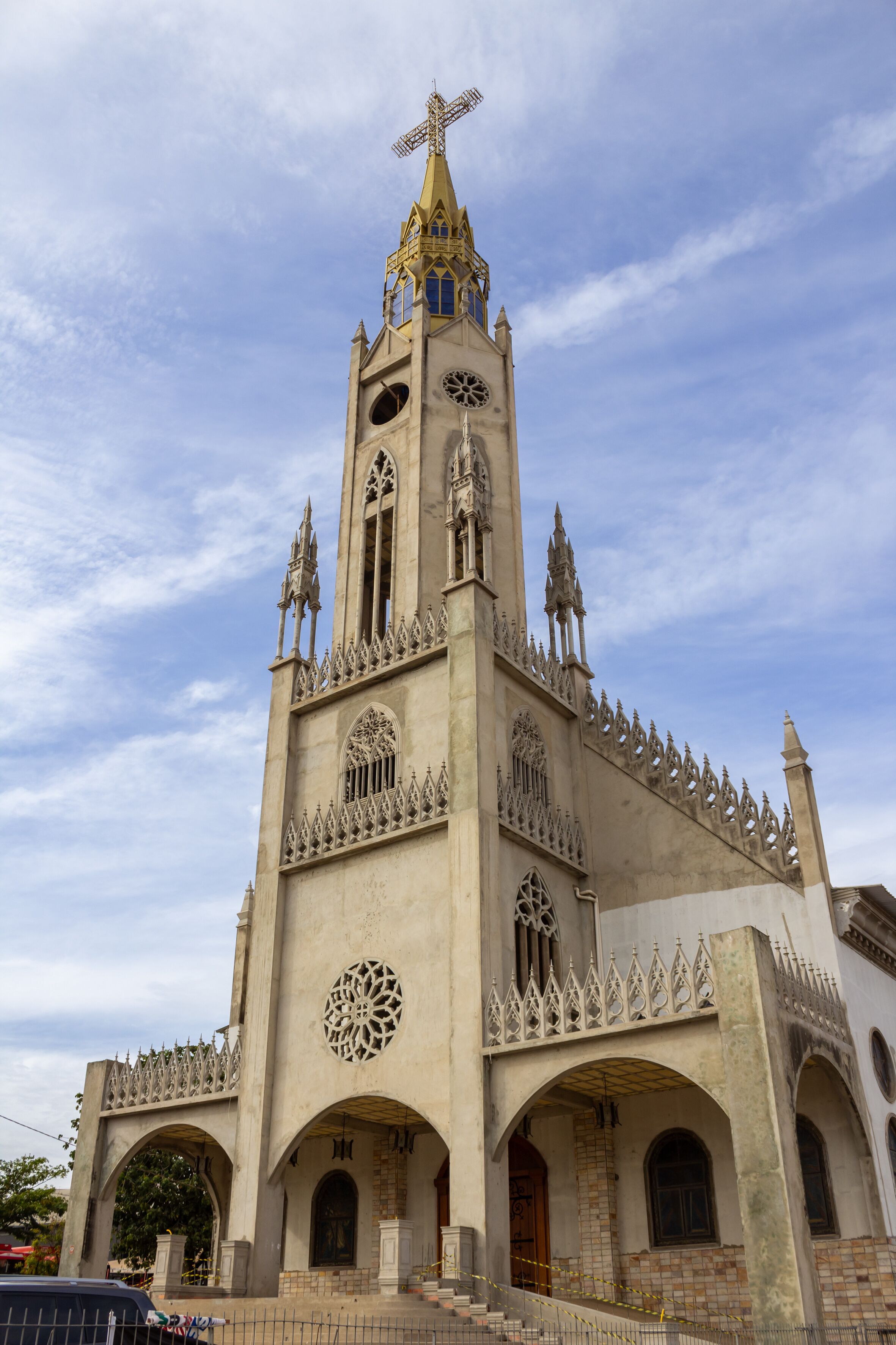 Detalhe da vista lateral da Paróquia São Francisco de Assis na cidade de Catalão em Goiás.