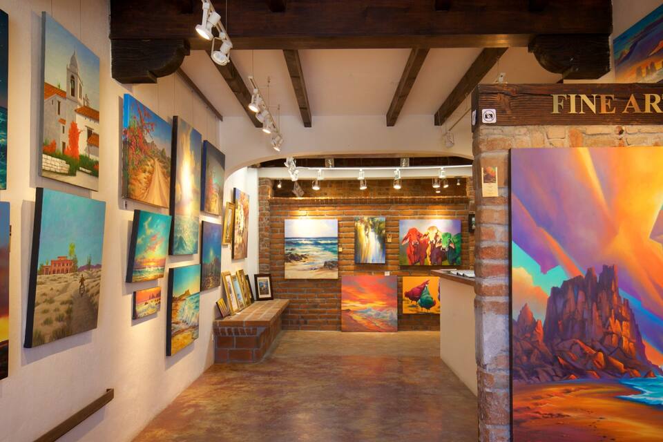Een kunstgalerie met verschillende schilderijen.