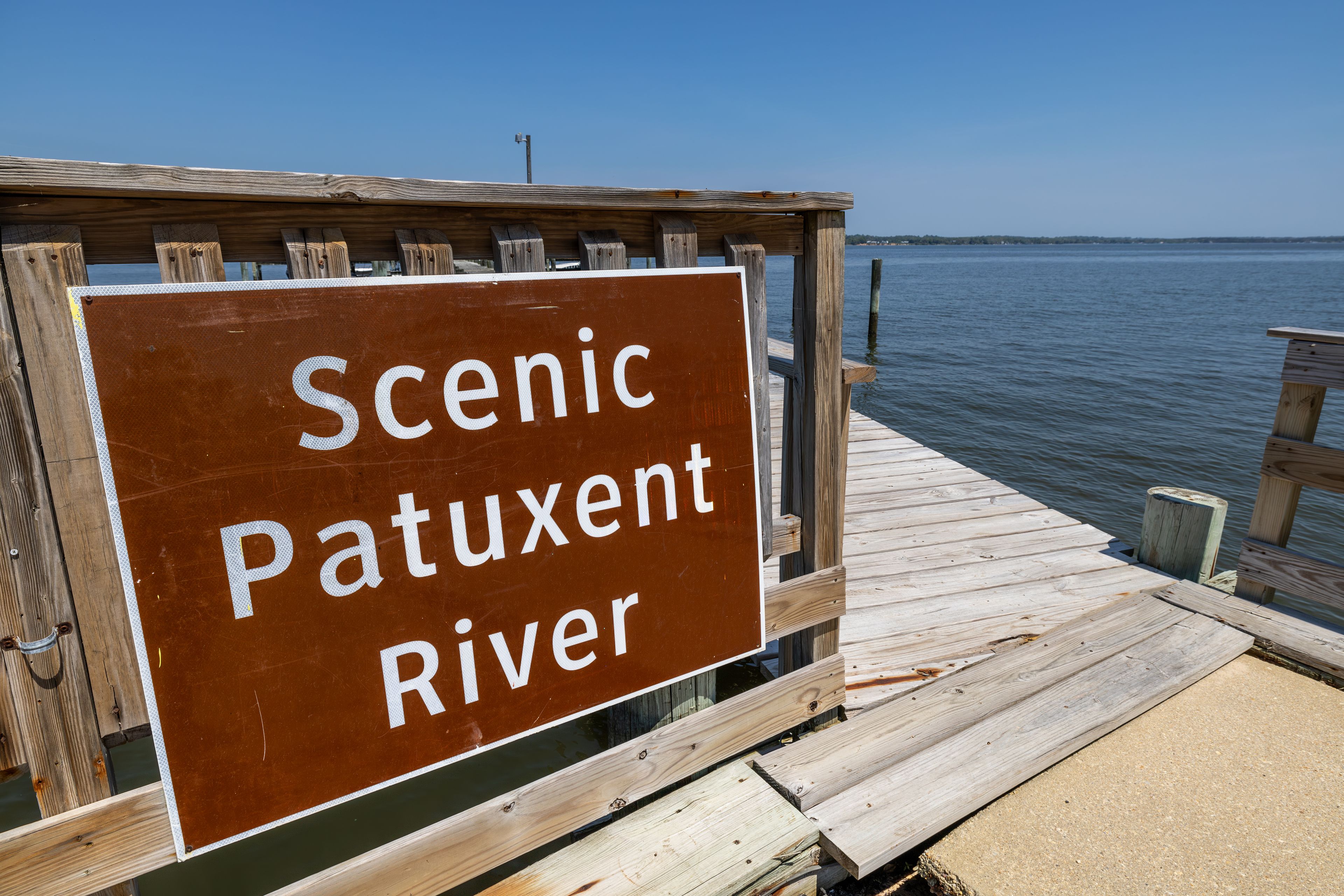 Une pancarte en bois portant l’inscription «Vue panoramique sur la rivière Patuxent» est fixée sur une jetée.