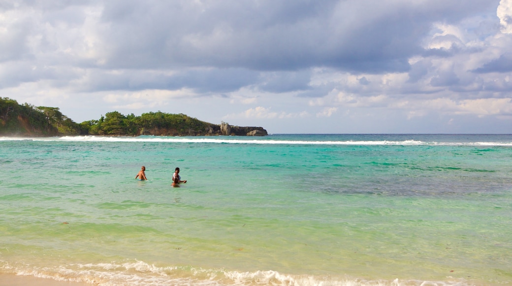 Playa Winnifred ofreciendo vistas generales de la costa y también un pequeño grupo de personas