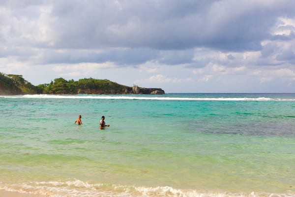 ウィニフレッド ビーチ フィーチャー 海岸線の眺め 及び 少数の人々