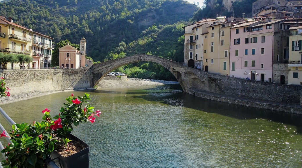 Touring the hinterland of San Remo: a mosaic of mountain villages, rivers and picturesque spots.
The elegant medieval bridge with a one-piece arch and 33 m high was painted several times by the impressionist painter Claude Monet.