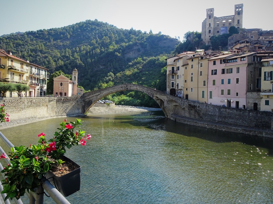 Touring the hinterland of San Remo: a mosaic of mountain villages, rivers and picturesque spots.
The elegant medieval bridge with a one-piece arch and 33 m high was painted several times by the impressionist painter Claude Monet.