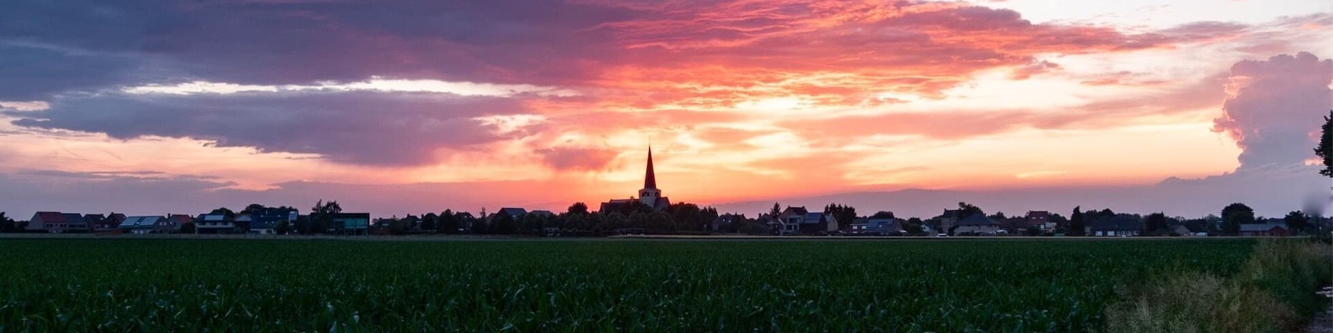 On the walking path between het groene vallei and the village of Berg, along the torfbroek you have an amazing view on the fields and the villages of Berg and Erps-Kwerps, perfect to photography wonderful sunsets on this little village.
More pictures on Instagram @thierryroyls_nature