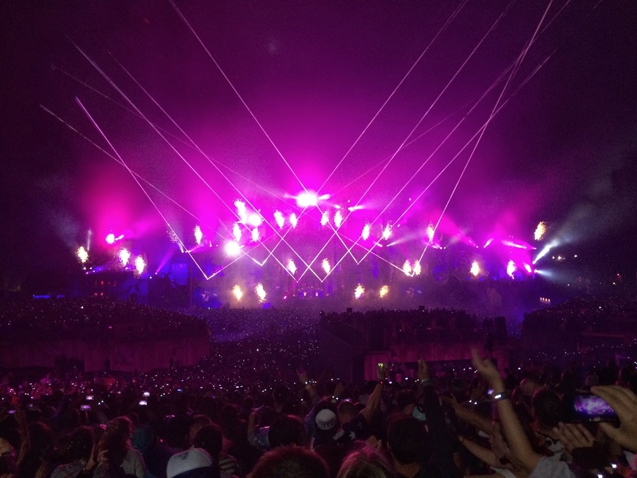 The mainstage all lit up.