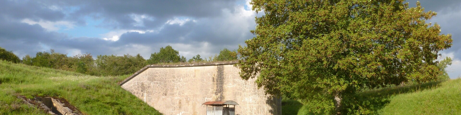 This building is indexed in the Base Mérimée, a database of architectural heritage maintained by the French Ministry of Culture, under the reference PA88000035 .
