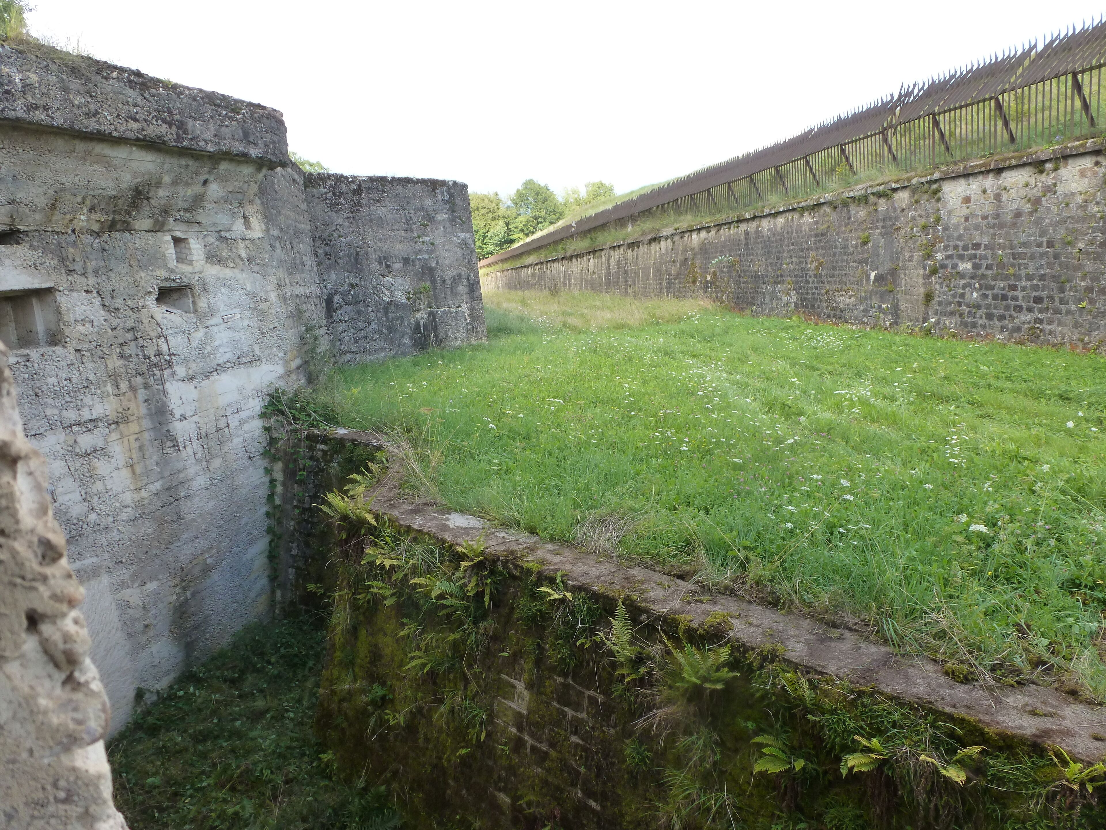This building is indexed in the Base Mérimée, a database of architectural heritage maintained by the French Ministry of Culture, under the reference PA88000035 .