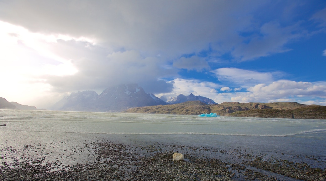 Torres Del Paine mostrando um lago ou charco, cenas tranquilas e paisagem