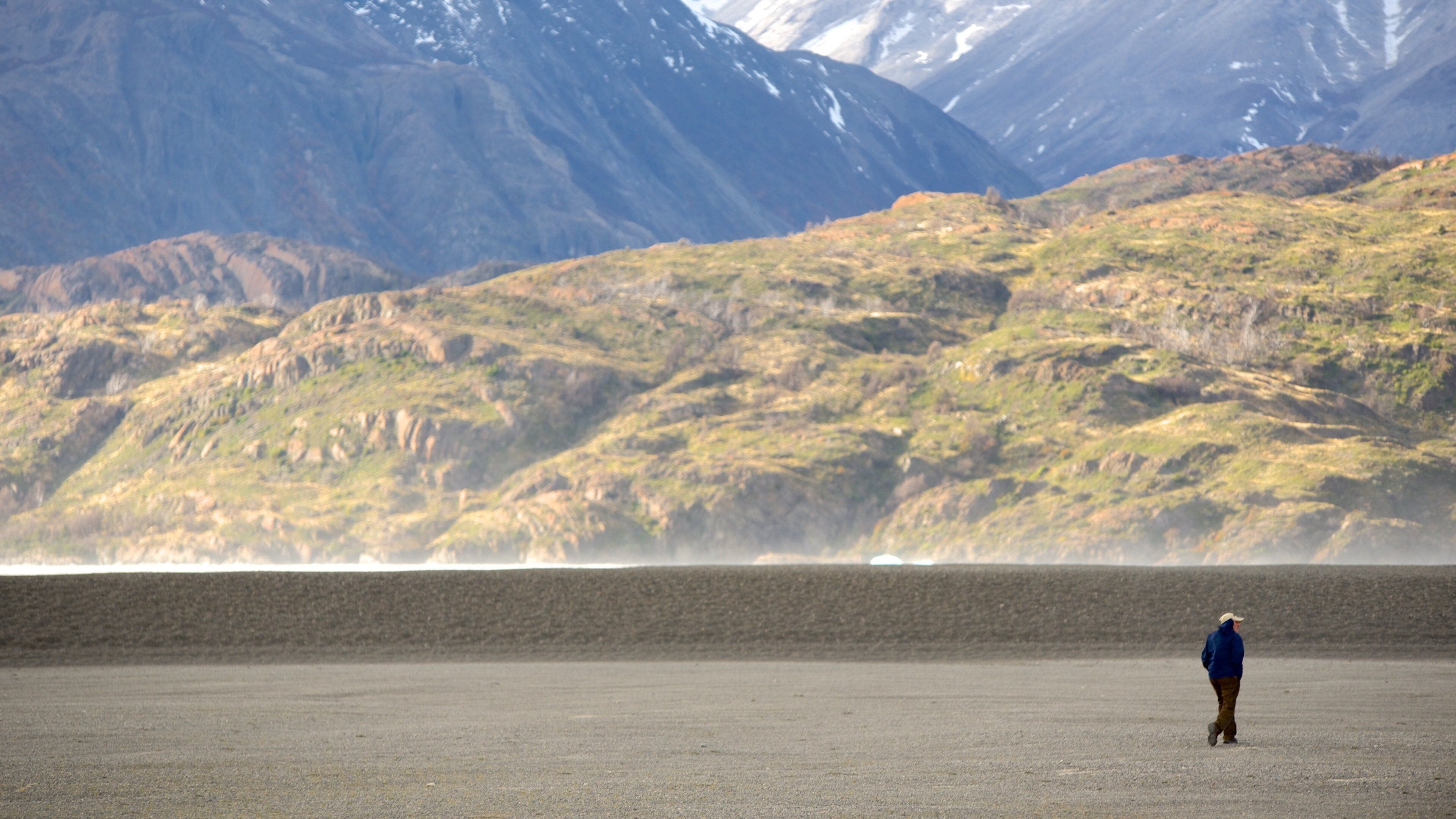Torres Del Paine som inkluderer rolig landskap og ørkenutsikt i tillegg til en mann