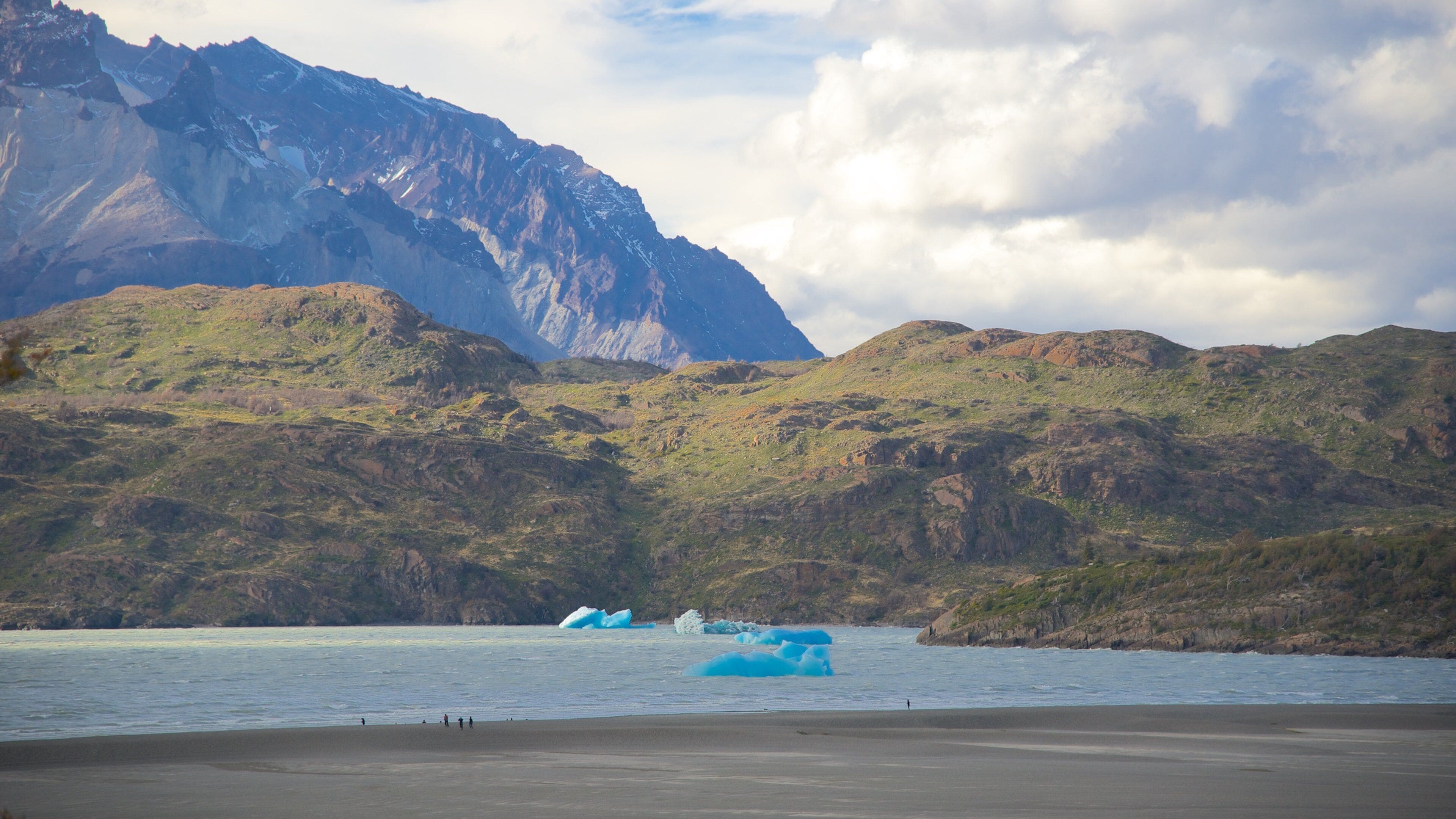 Parque nacional Torres del Paine que incluye montañas, escenas tranquilas y un lago o espejo de agua