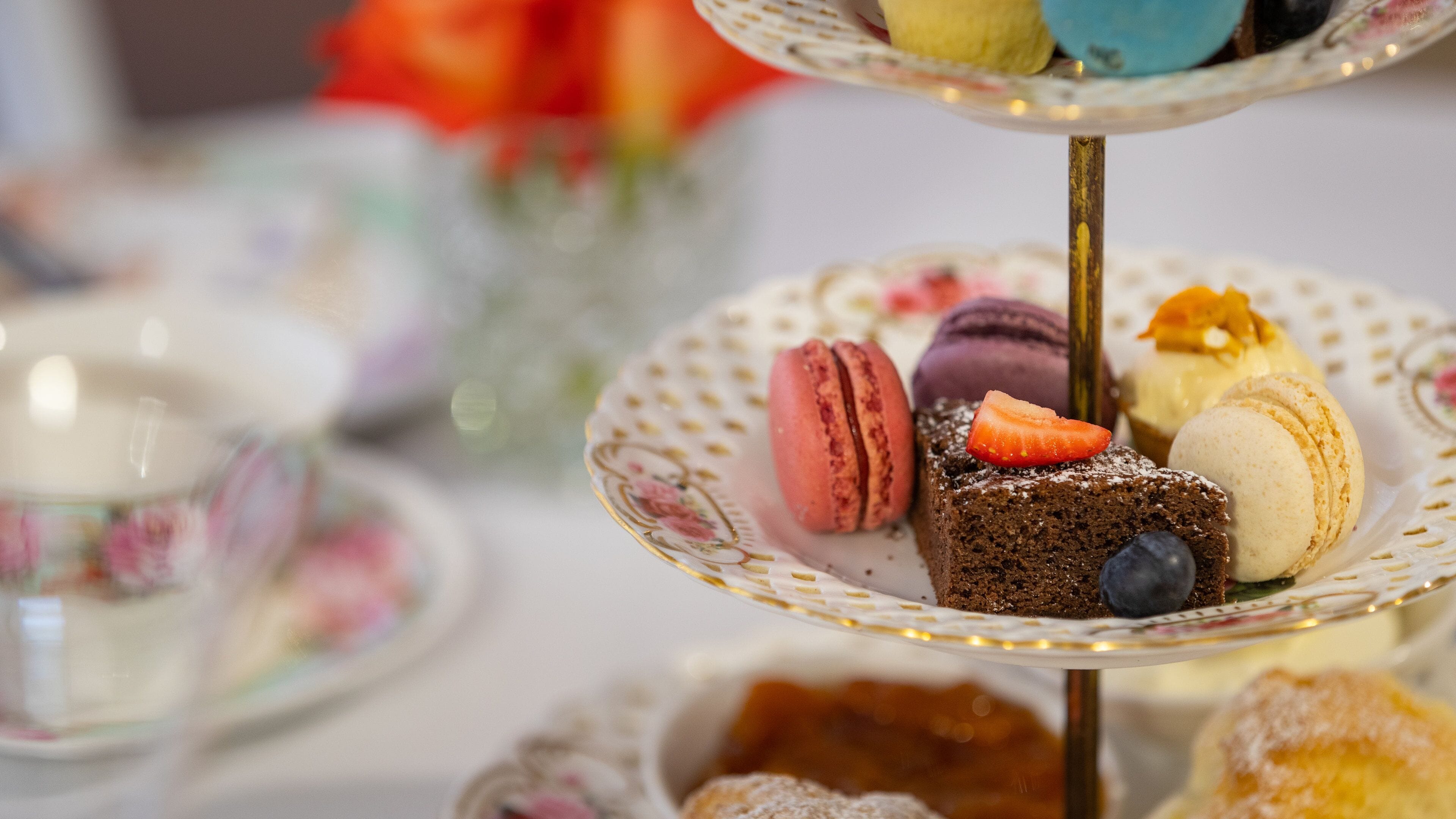 Barossa Chateau which includes dining out and food