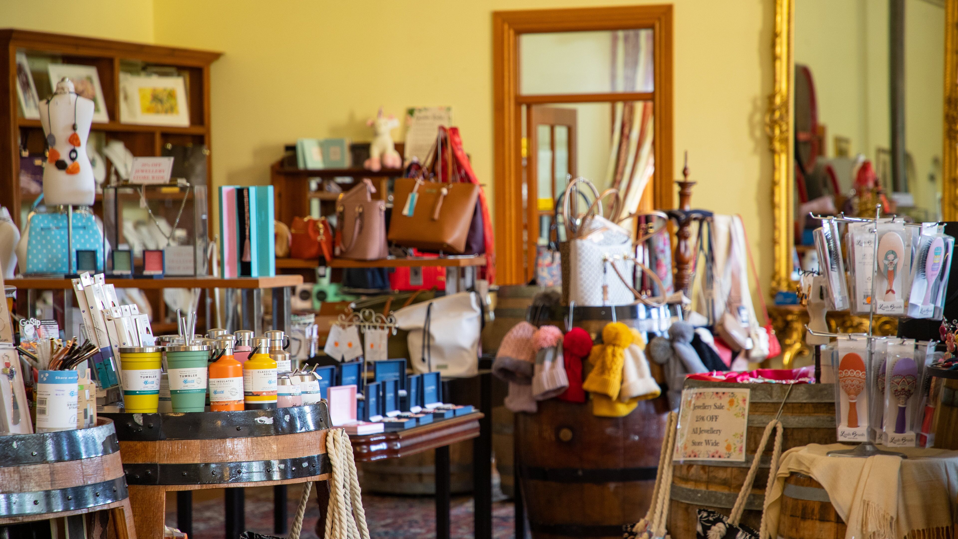 Barossa Chateau featuring interior views