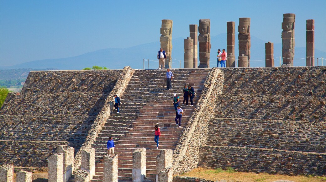Archeologische plek van Tula bevat historische architectuur en ook een klein groepje mensen