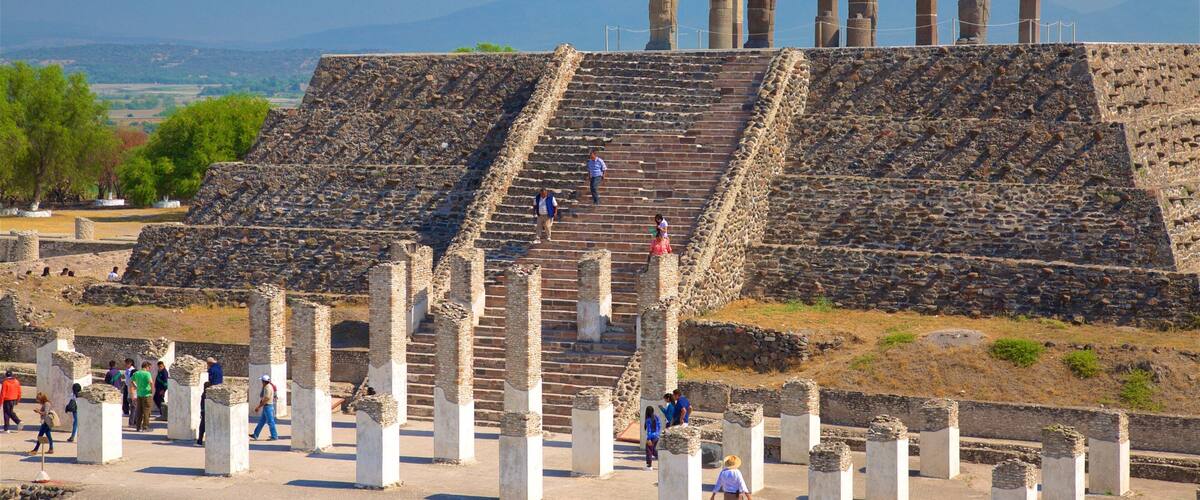 Yacimiento arqueológico de Tula que incluye patrimonio de arquitectura y también un pequeño grupo de personas