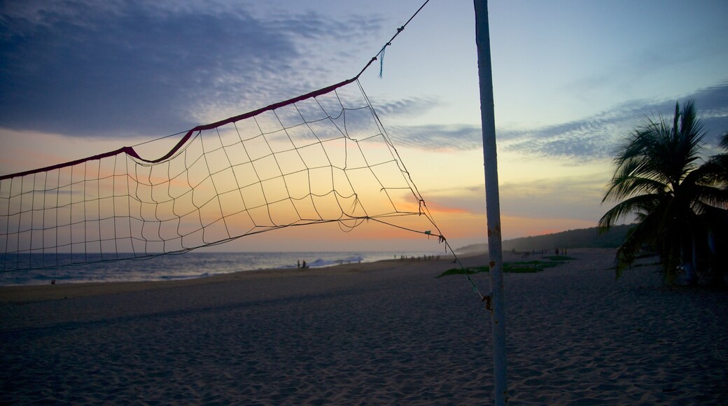 Playa Bacocho toont een zandstrand, een zonsondergang en landschappen