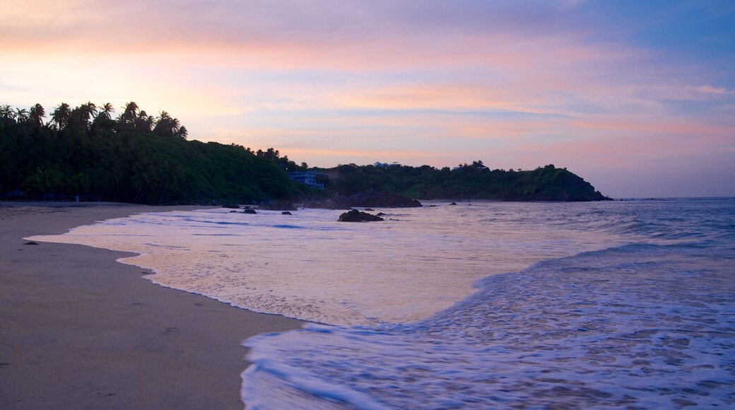 หาด Bacocho เนื้อเรื่องที่ ชายหาด, พระอาทิตย์ตก และ ชายฝั่งหิน