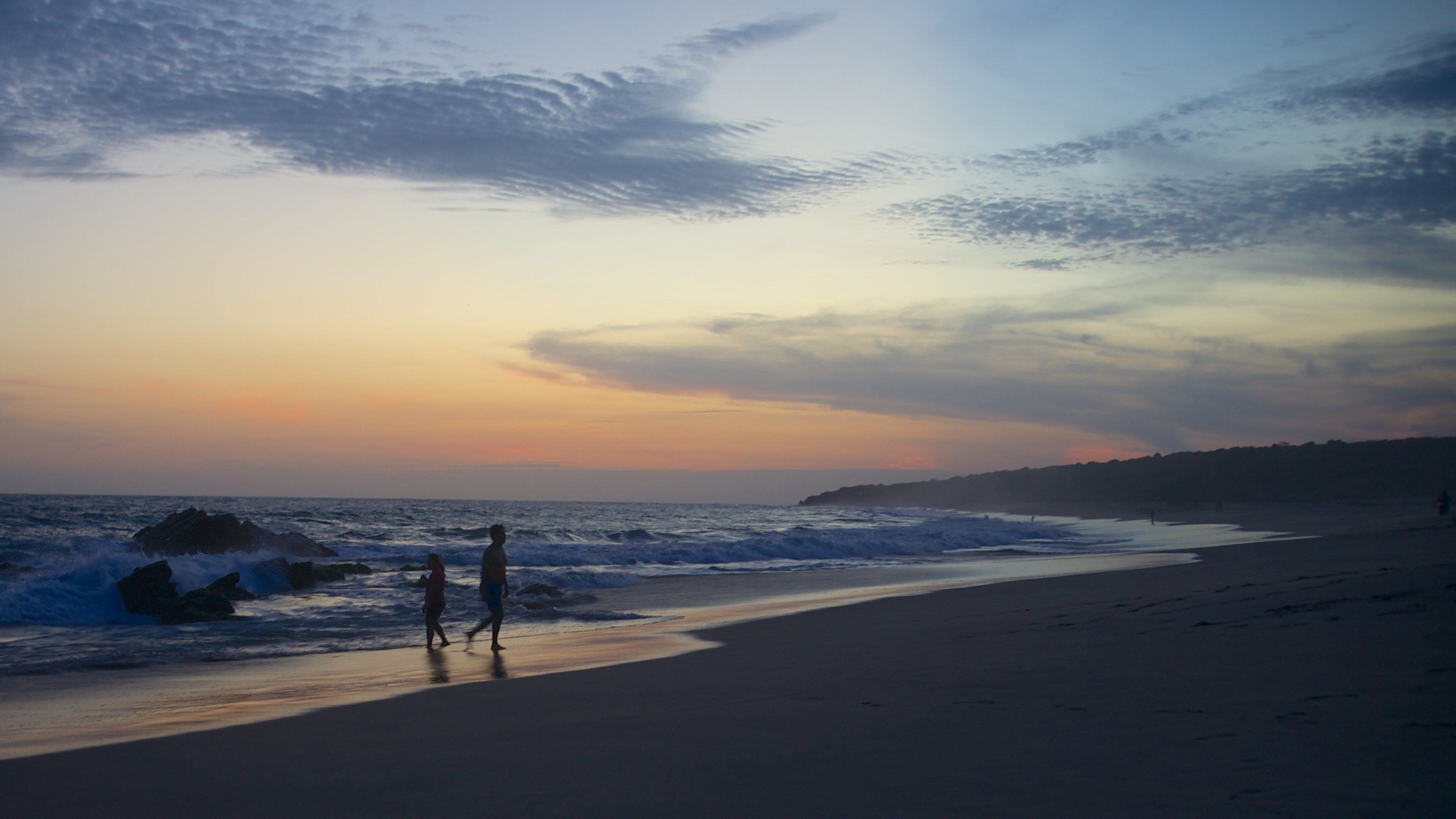 Bacocho-stranden fasiliteter samt sandstrand, landskap og solnedgang