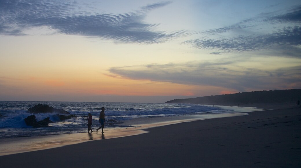 Bacocho-stranden fasiliteter samt sandstrand, landskap og solnedgang