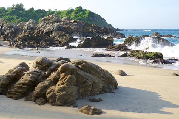 Plage playa Bacocho qui includes cÎte escarpée et plage de sable